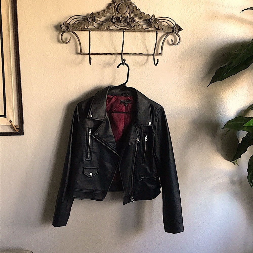 Cute jacket for the winter. Khort vibes.